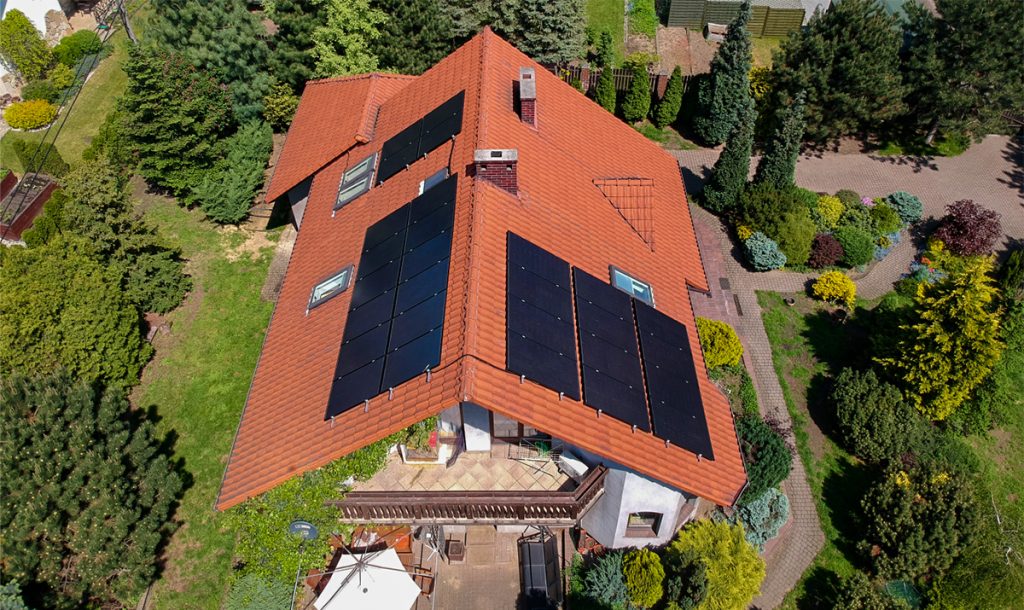 widok instalacji fotowoltaicznej na dachu